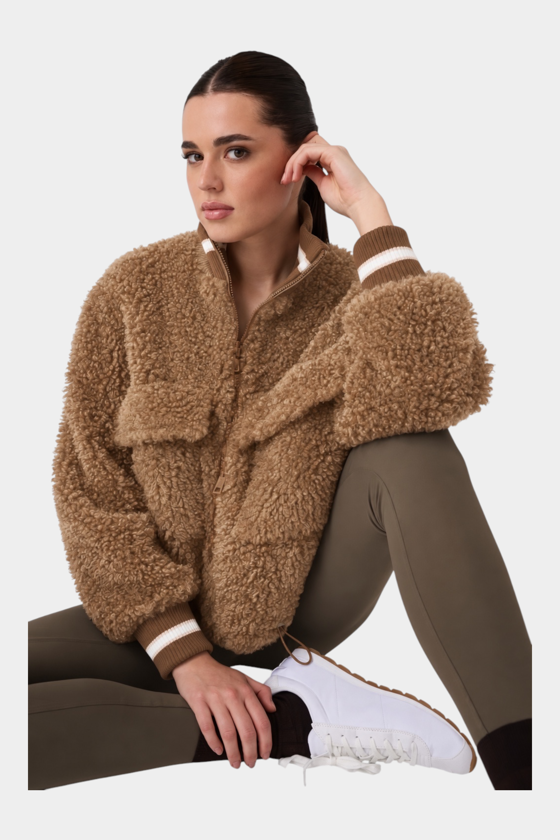 Giacca bomber Follower SRL in finta pelliccia di montone marrone con colletto e polsini a righe, indossata da modella