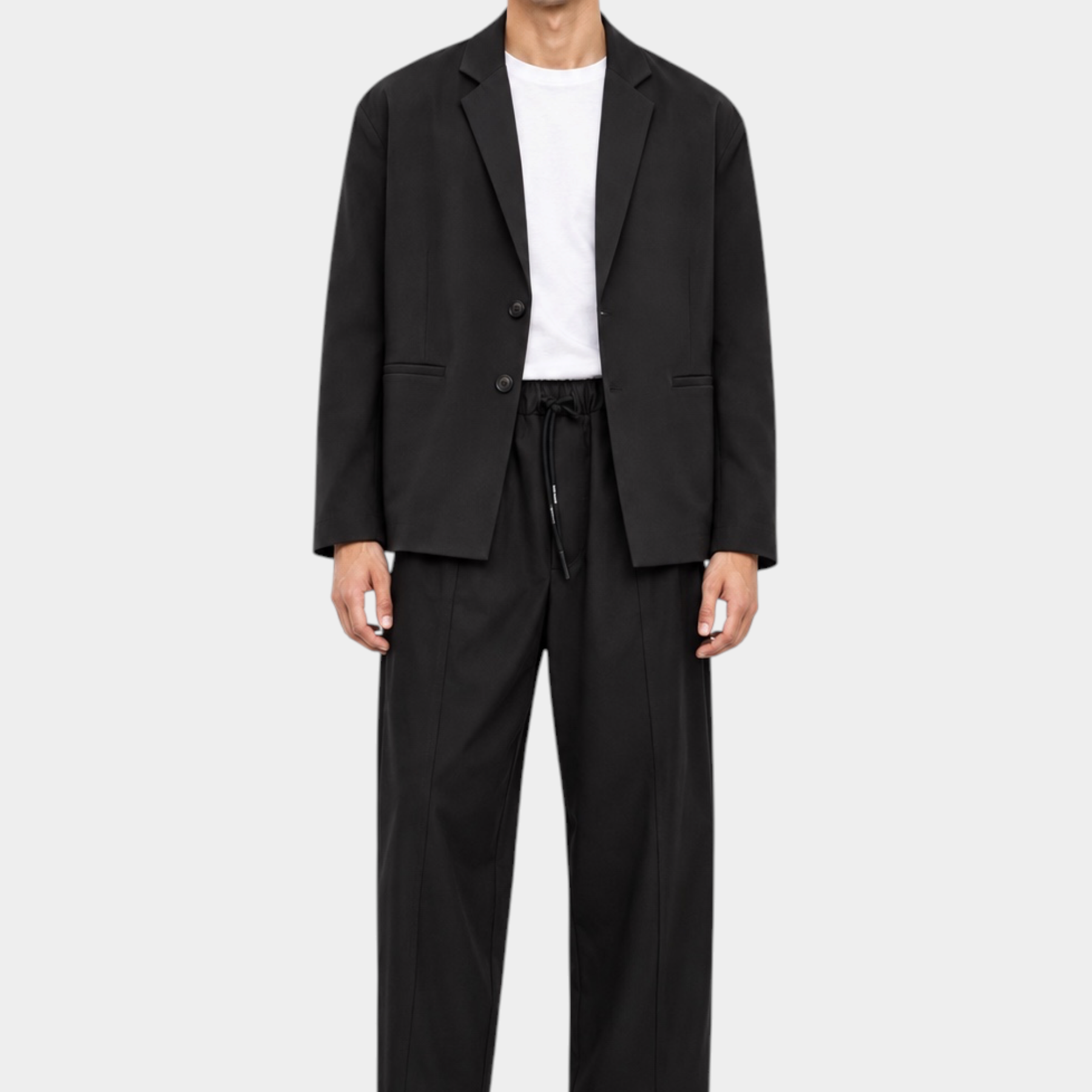 Modello indossa giacca nera IMPERIAL regular-fit con due bottoni su t-shirt bianca e pantaloni coordinati