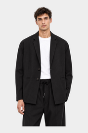 Giacca nera regular-fit Follower SRL con chiusura a due bottoni indossata da un modello su sfondo bianco