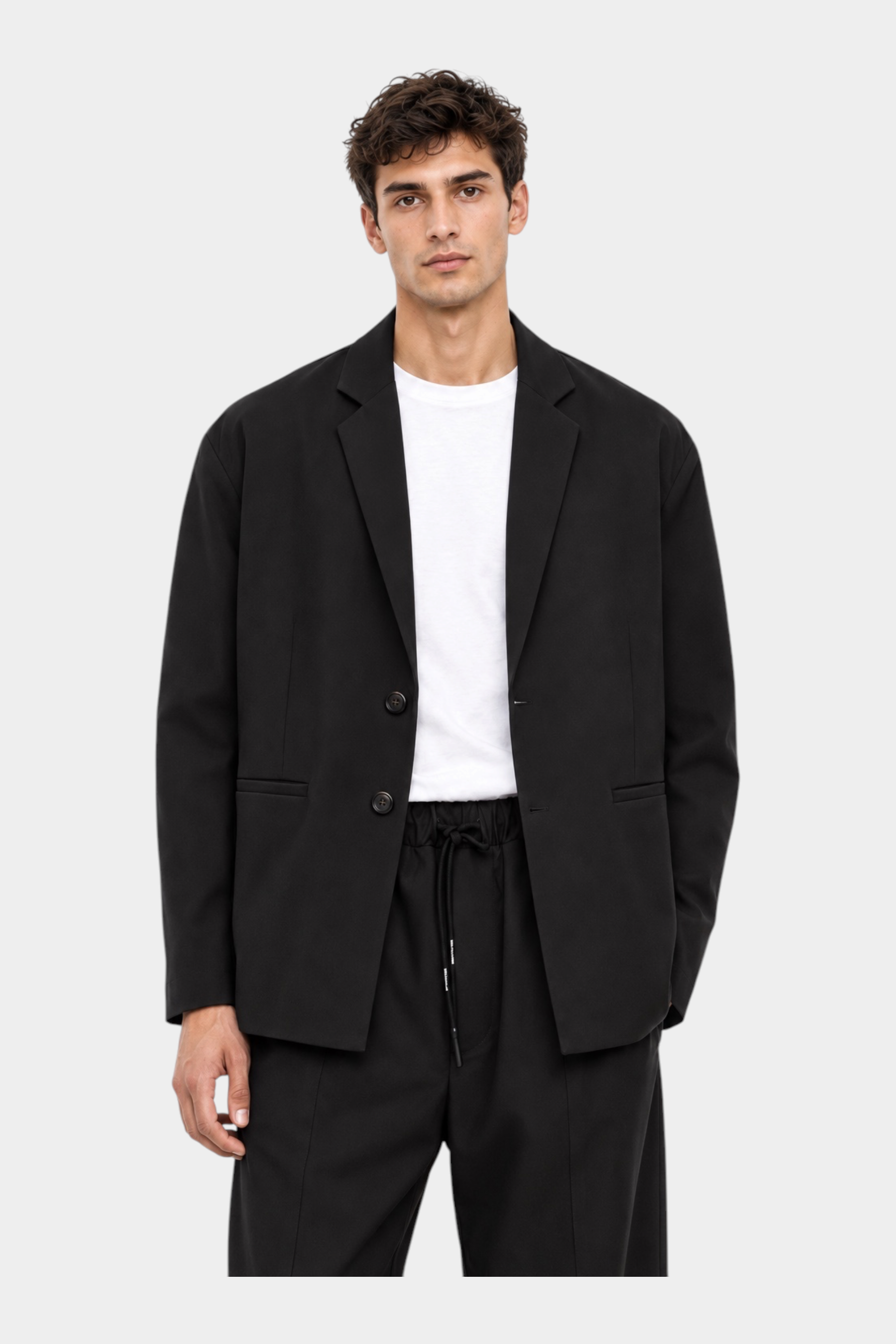 Giacca nera regular-fit Follower SRL con chiusura a due bottoni indossata da un modello su sfondo bianco
