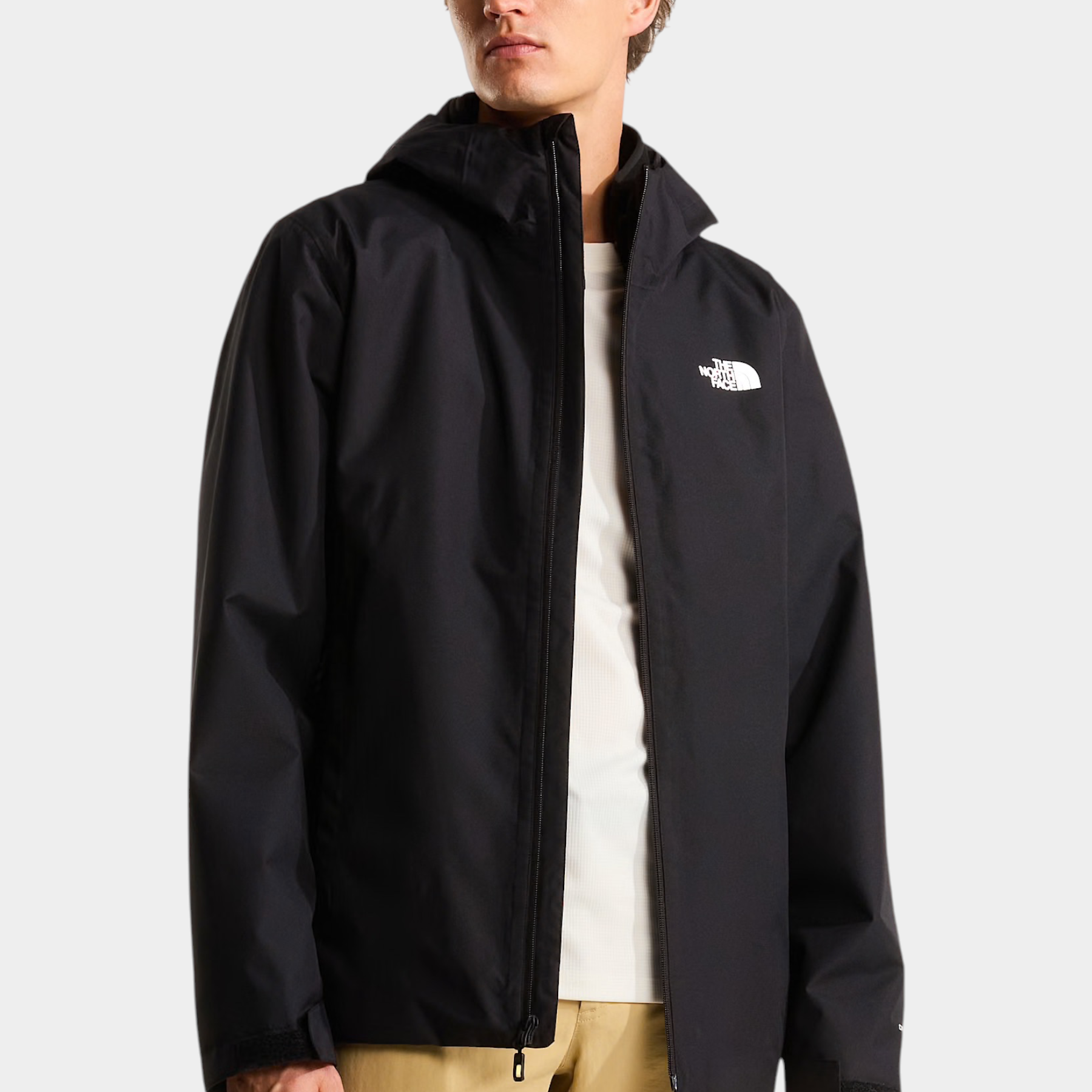 Modello indossa giacca tecnica nera The North Face Quest DryVent 3-in-1 di Follower SRL con cappuccio e zip