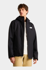 Modello indossa giacca tecnica nera The North Face Quest DryVent 3-in-1 di Follower SRL con cappuccio e zip