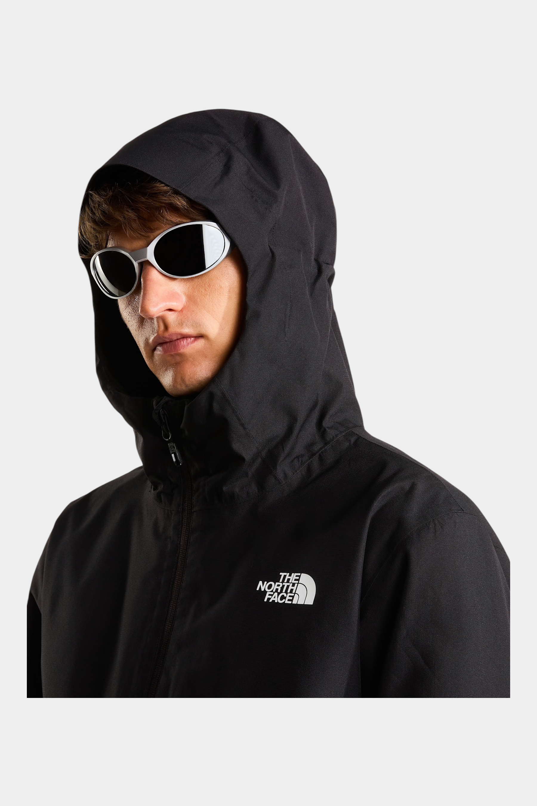 Modello indossa giacca nera The North Face Quest DryVent Triclimate con cappuccio, proposta da Follower SRL