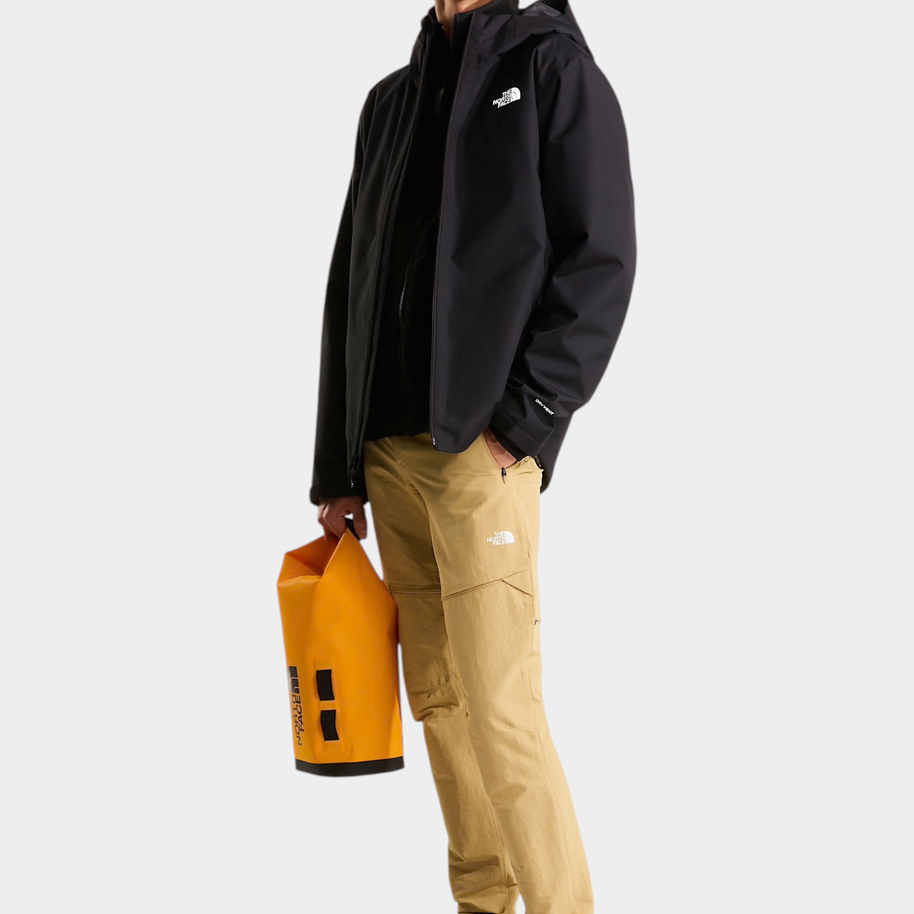 Modello Follower SRL indossa giacca nera The North Face Quest DryVent 3-in-1 con pantaloni beige e scarponi