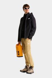 Modello Follower SRL indossa giacca nera The North Face Quest DryVent 3-in-1 con pantaloni beige e scarponi