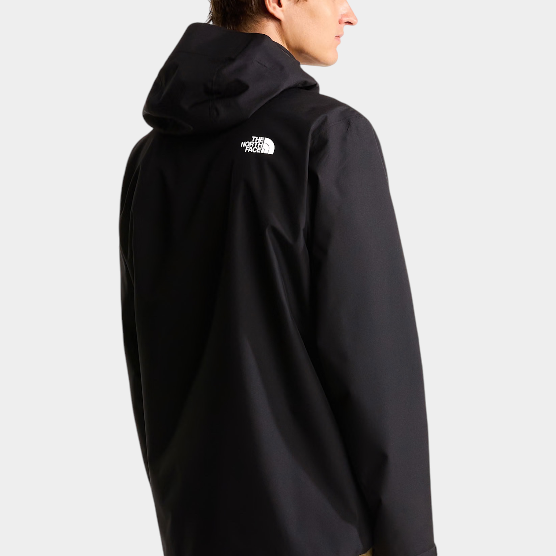 Modello indossa giacca tecnica nera Follower SRL The North Face Quest DryVent 3-in-1 con cappuccio, vista posteriore