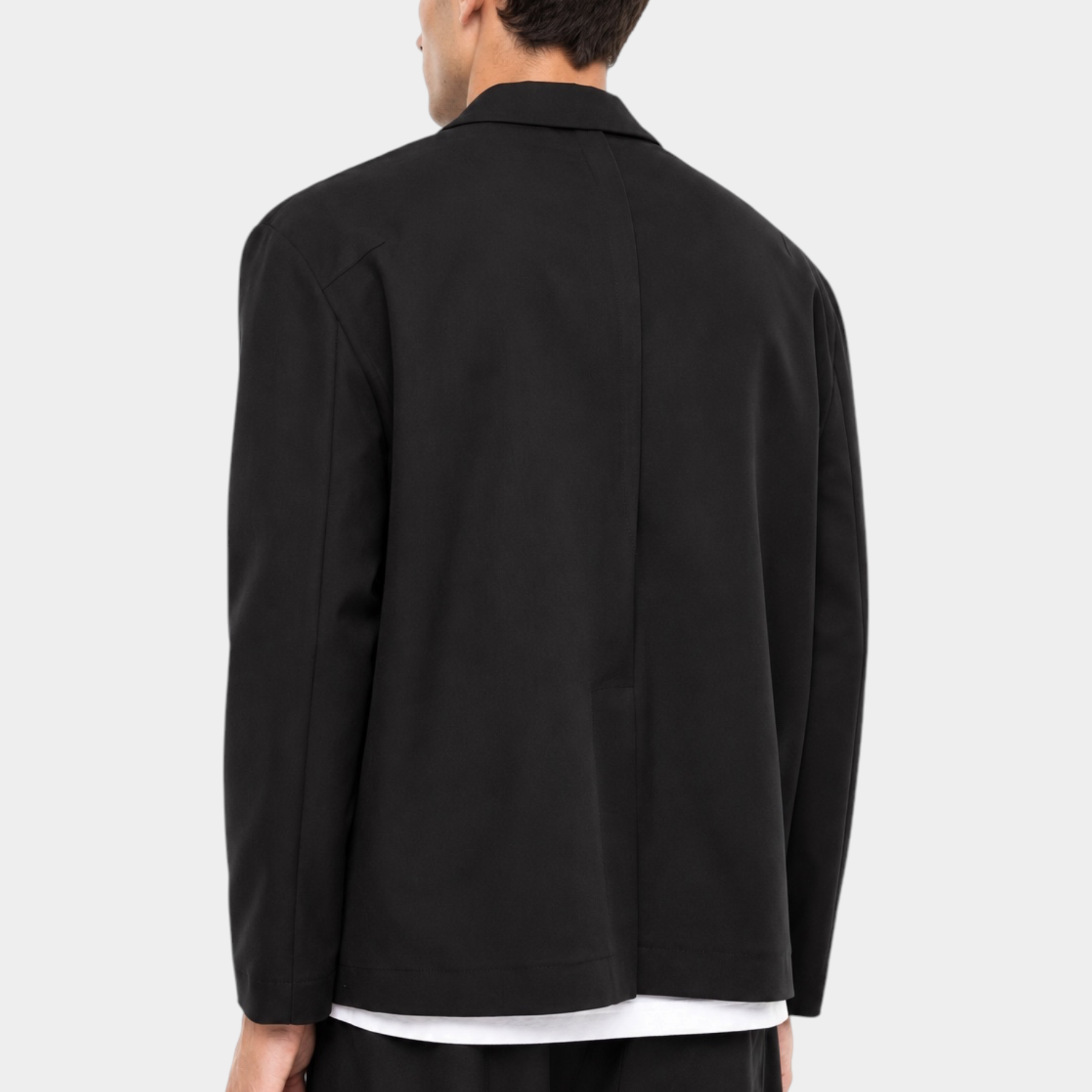 Vista posteriore di una giacca nera regular-fit IMPERIAL indossata da un modello, su sfondo bianco.