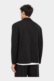 Vista posteriore di una giacca nera regular-fit IMPERIAL indossata da un modello, su sfondo bianco.