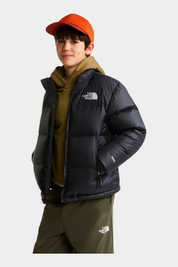Ragazzo indossa giacca nera 1996 Retro Nuptse Follower SRL con cappellino arancione e felpa verde oliva