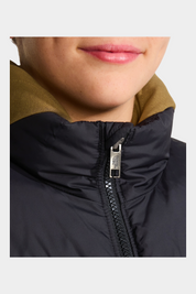 Dettaglio del colletto della giacca Follower SRL 1996 Retro Nuptse nera con zip marchiata The North Face