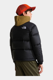 Ragazzo indossa giacca imbottita nera 1996 Retro Nuptse Follower SRL con cappuccio verde e cappellino arancione