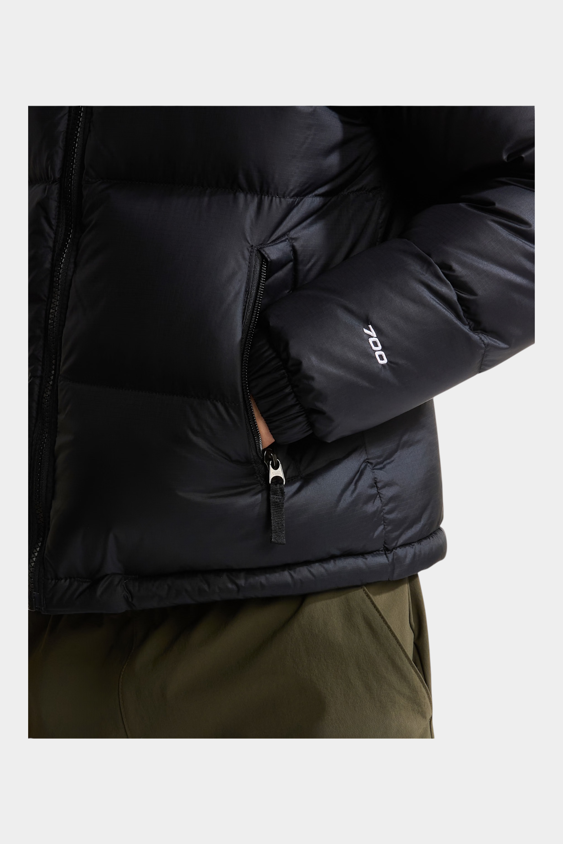 Dettaglio della giacca Follower SRL 1996 Retro Nuptse nera con imbottitura 700 e tasca con zip