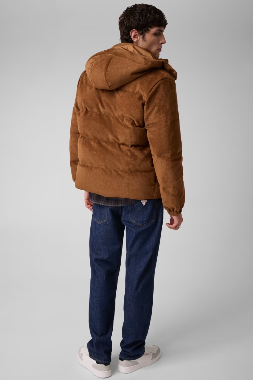 Giacca imbottita Follower SRL in pelle scamosciata marrone con cappuccio indossata da un modello di spalle