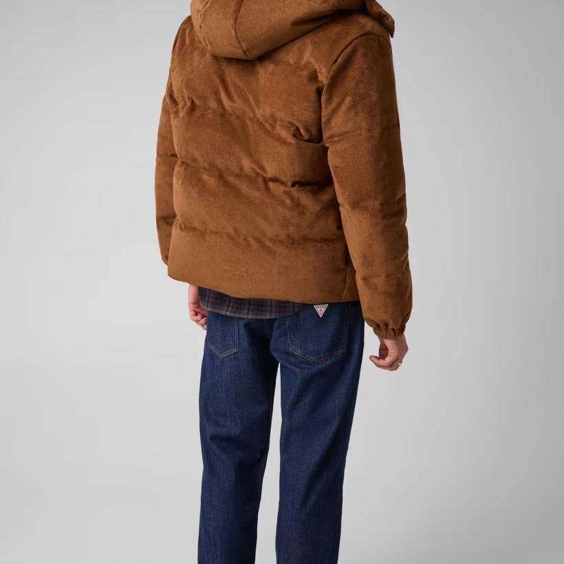 Giacca imbottita Follower SRL in pelle scamosciata marrone con cappuccio indossata da un modello di spalle