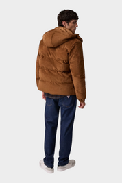 Giacca imbottita Follower SRL in pelle scamosciata marrone con cappuccio indossata da un modello di spalle