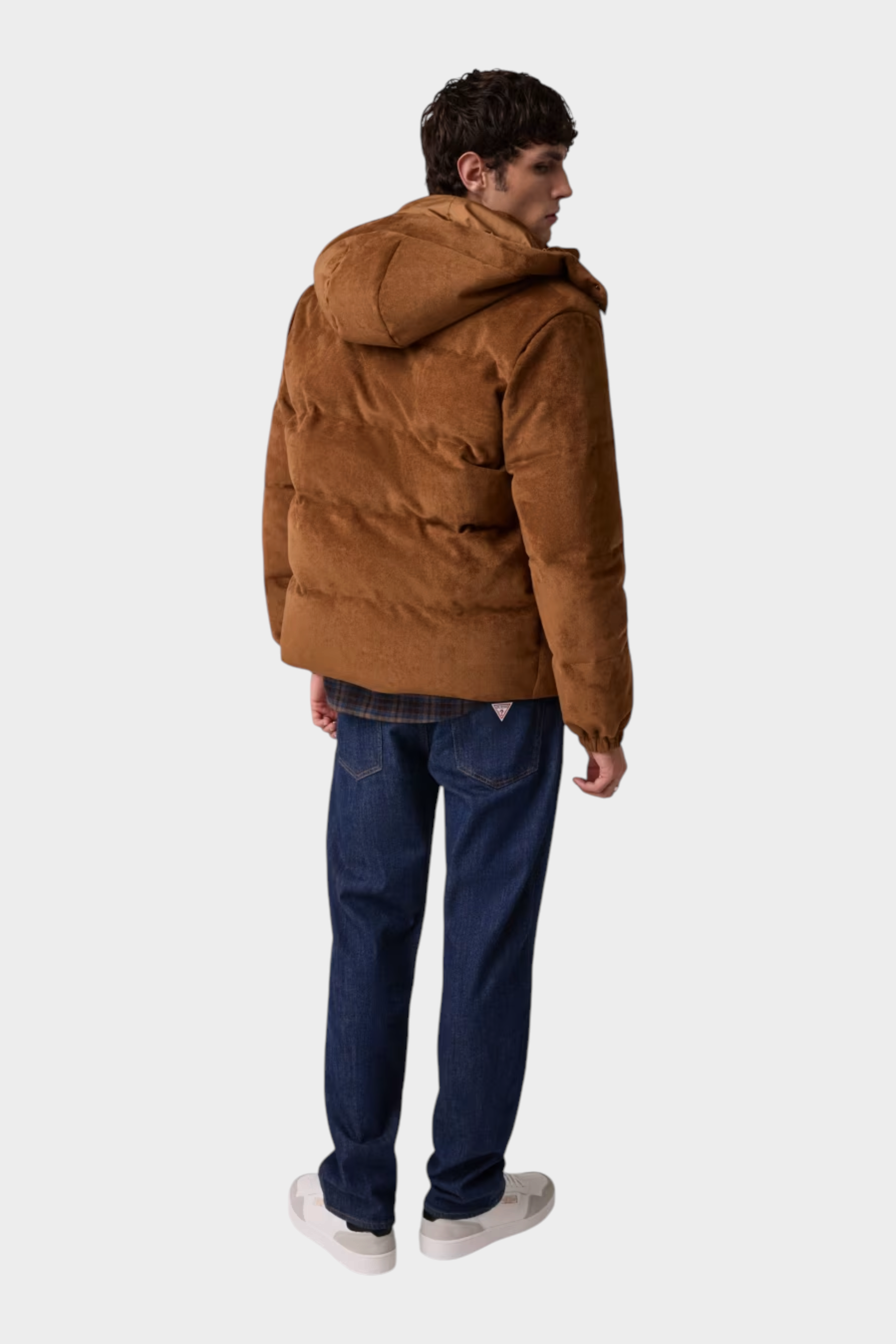 Giacca imbottita Follower SRL in pelle scamosciata marrone con cappuccio indossata da un modello di spalle
