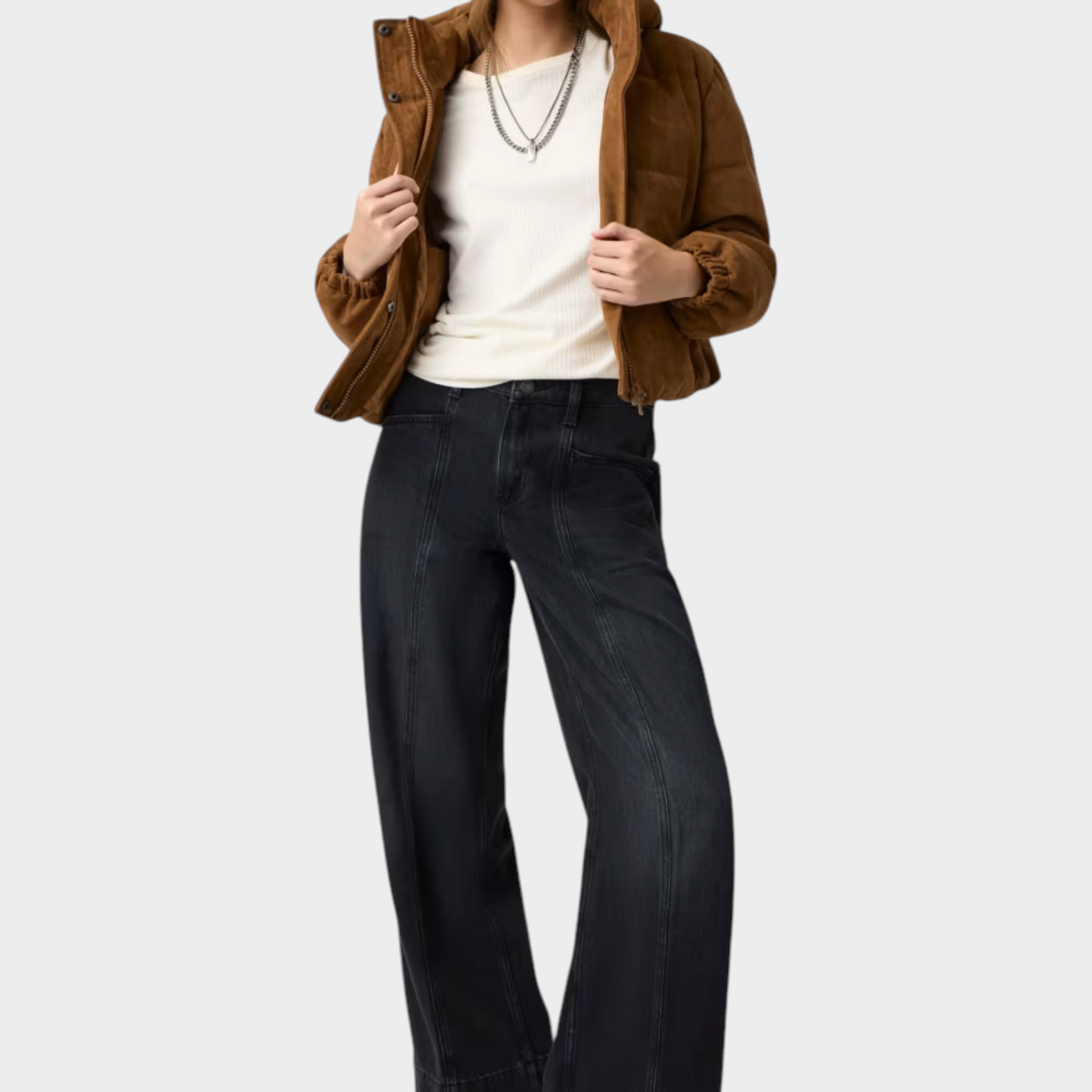 Modella indossa giacca imbottita corta in pelle scamosciata marrone GUESS con jeans neri a gamba larga Follower SRL