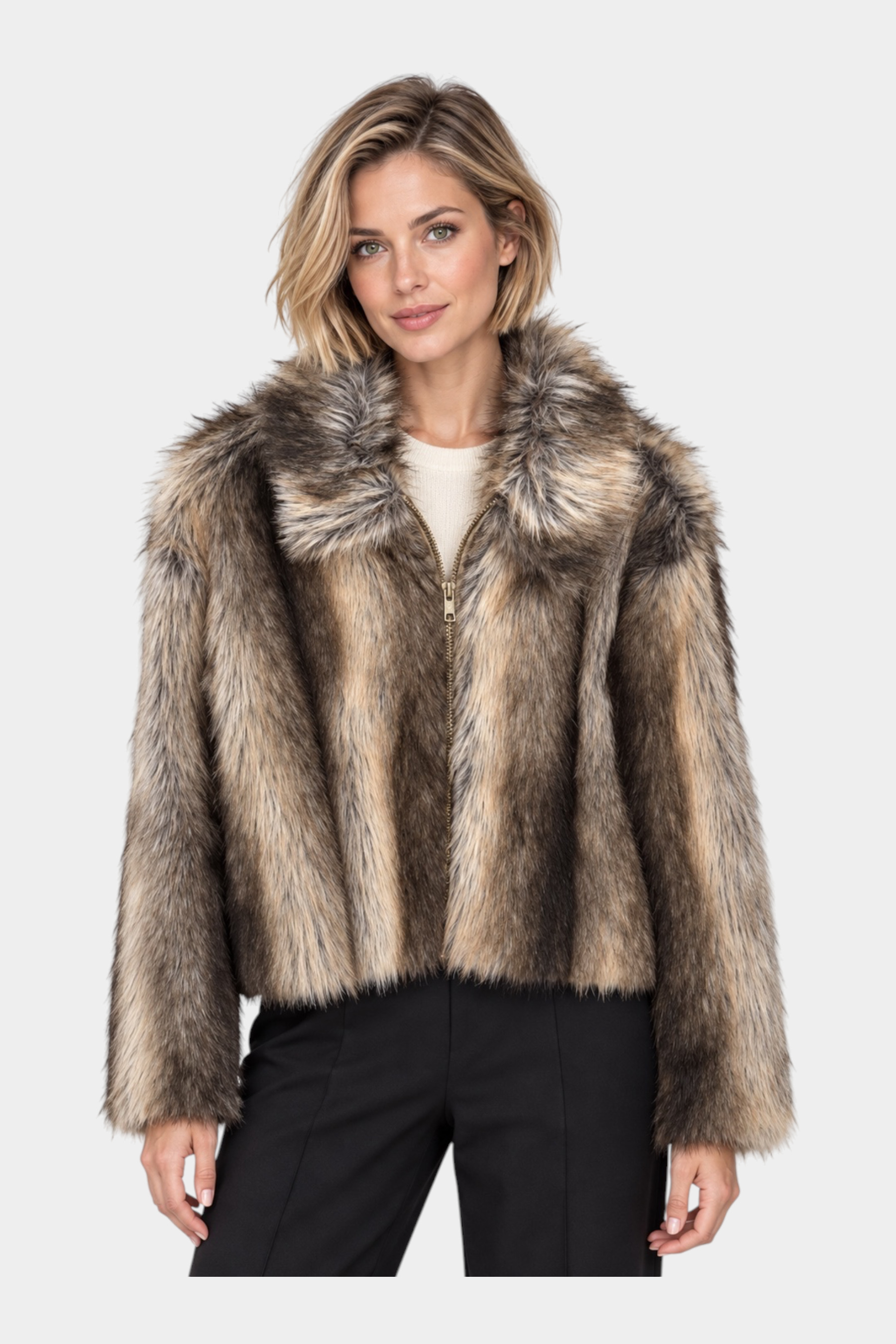 Modella indossa una giacca corta in pelliccia sintetica beige e marrone con chiusura a zip di Follower SRL