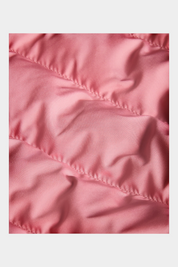 Dettaglio del tessuto trapuntato rosa della giacca reversibile Perrito per bambina di Follower SRL