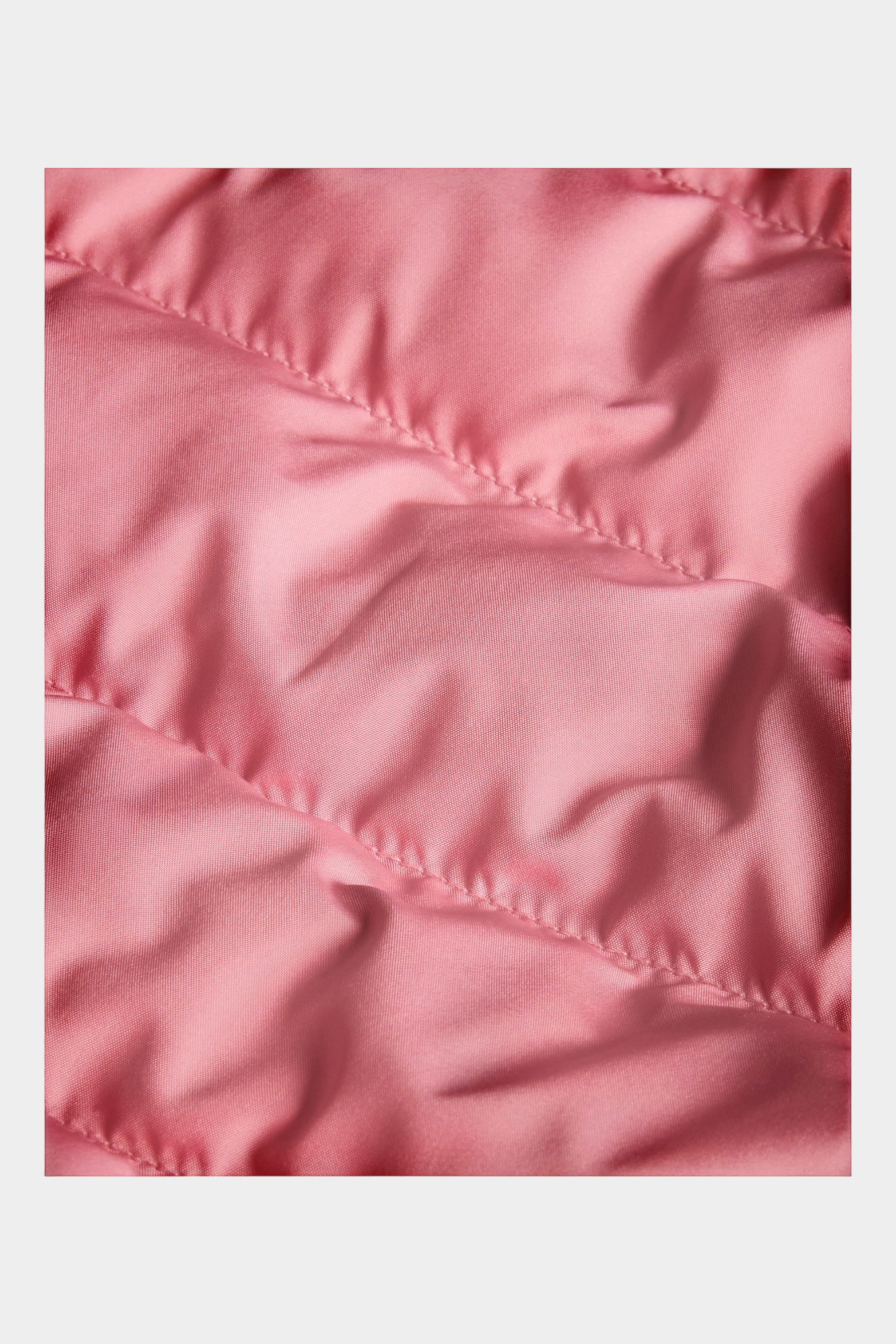 Dettaglio del tessuto trapuntato rosa della giacca reversibile Perrito per bambina di Follower SRL