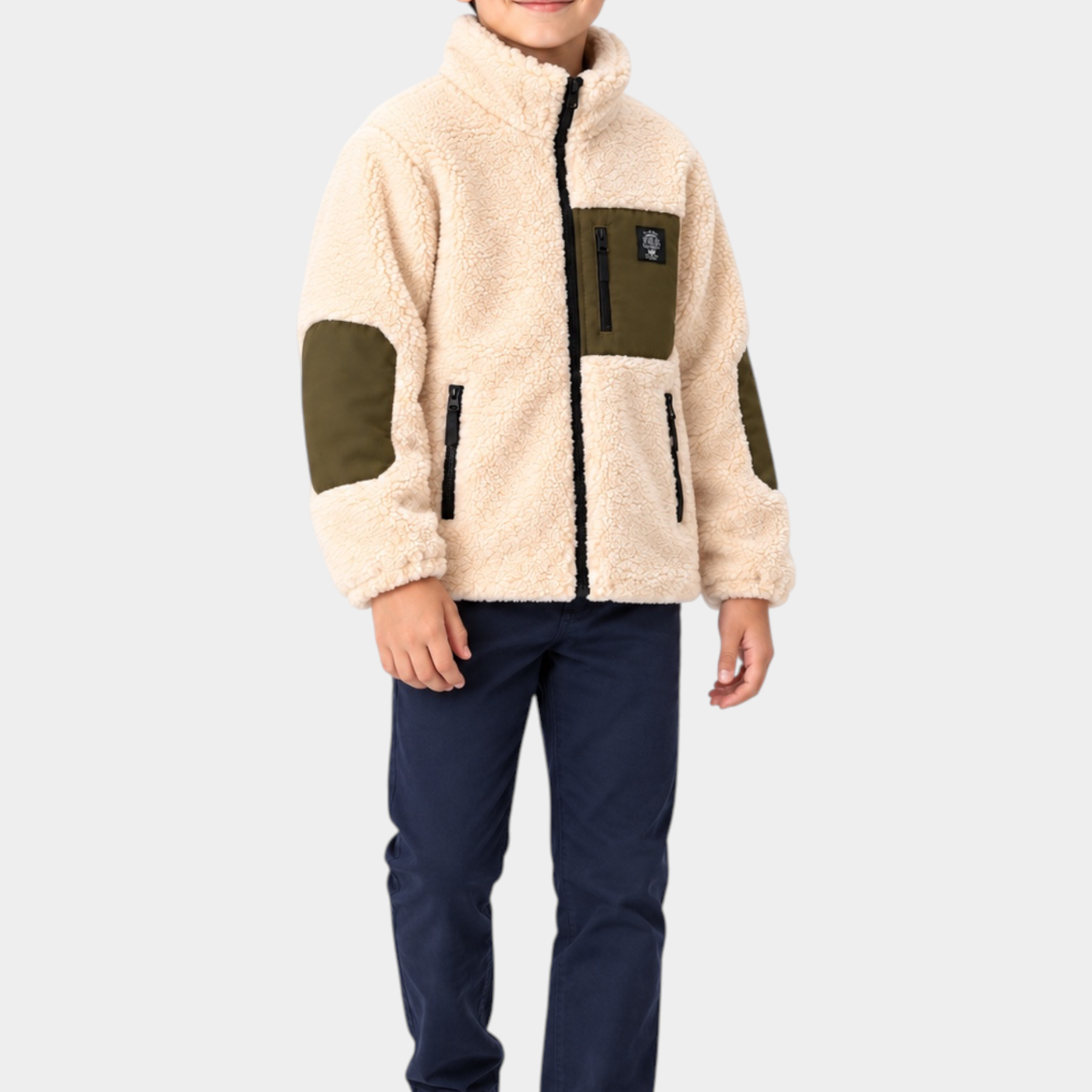 Bambino indossa giacca in pile avorio Follower SRL con dettagli verde oliva, tasca sul petto e toppe sui gomiti