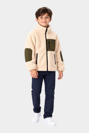 Bambino indossa giacca in pile avorio Follower SRL con dettagli verde oliva, tasca sul petto e toppe sui gomiti