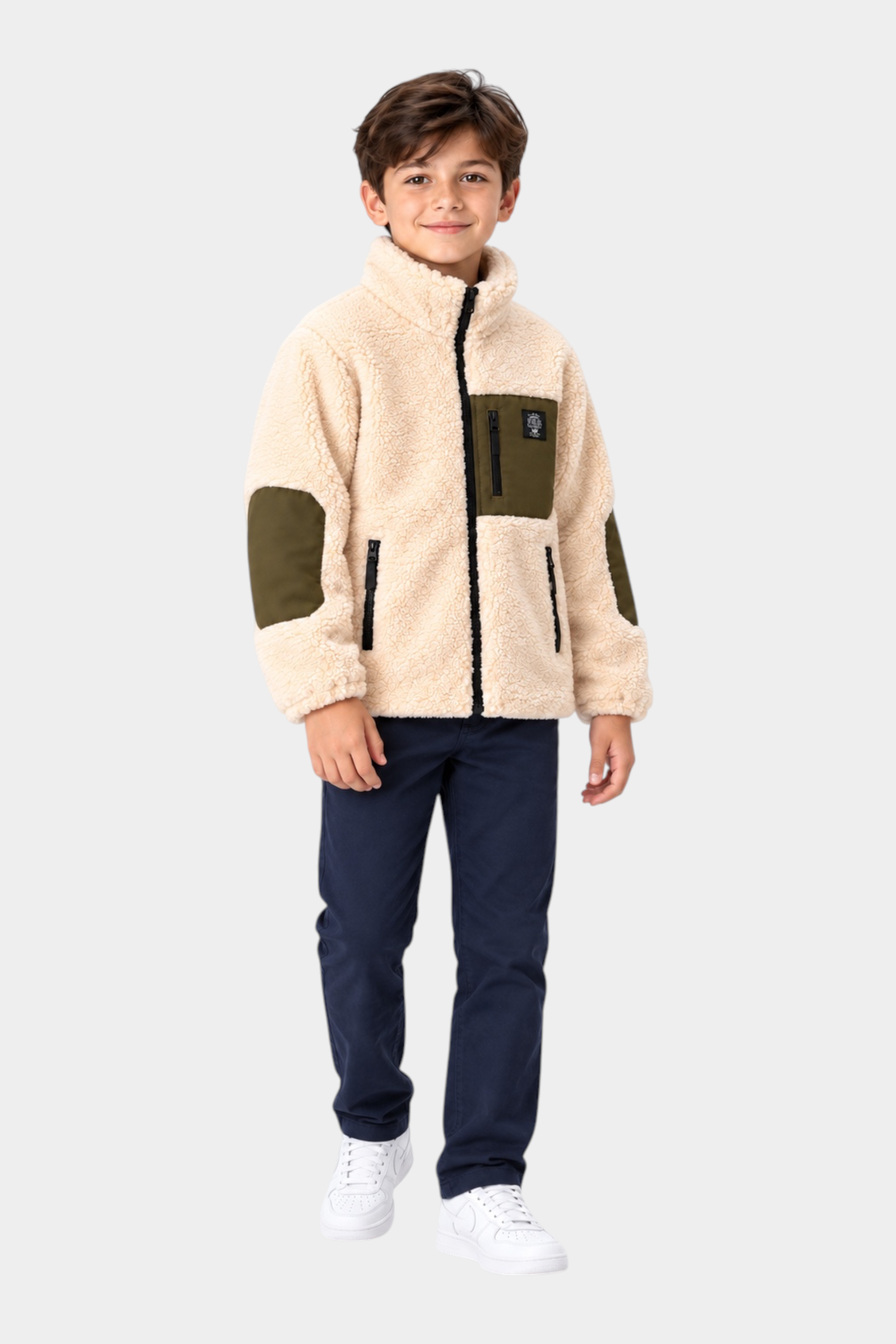 Bambino indossa giacca in pile avorio Follower SRL con dettagli verde oliva, tasca sul petto e toppe sui gomiti