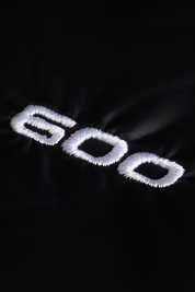 Dettaglio ricamo bianco 600 su tessuto tecnico nero della giacca Follower SRL The North Face