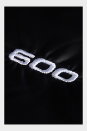 Dettaglio ricamo bianco 600 su tessuto tecnico nero della giacca Follower SRL The North Face