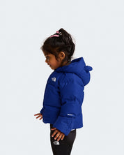 Bambina che indossa una giacca in piumino blu Follower SRL The North Face con cappuccio e fodera in pile