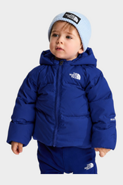 Bambino che indossa giacca in piumino blu Follower SRL con cappuccio e berretto in maglia azzurro