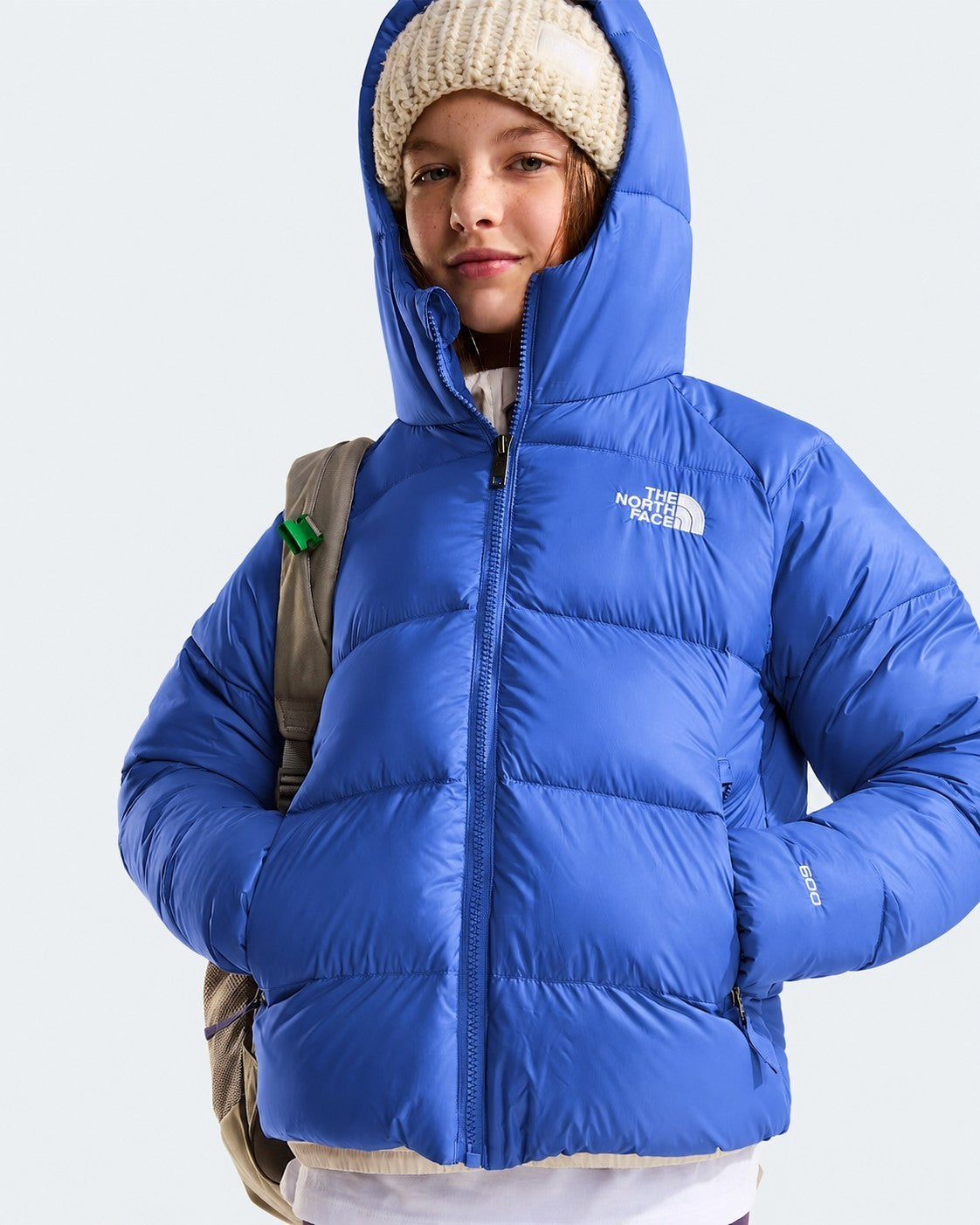 Ragazza indossa giacca in piumino blu con cappuccio Follower SRL The North Face Hydrenalite con zaino