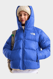 Ragazza indossa giacca in piumino blu con cappuccio Follower SRL The North Face Hydrenalite con zaino