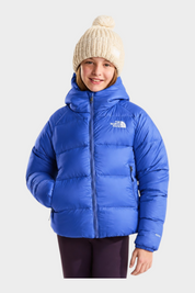 Ragazza che indossa una giacca in piumino blu con cappuccio Follower SRL The North Face e un berretto di lana beige