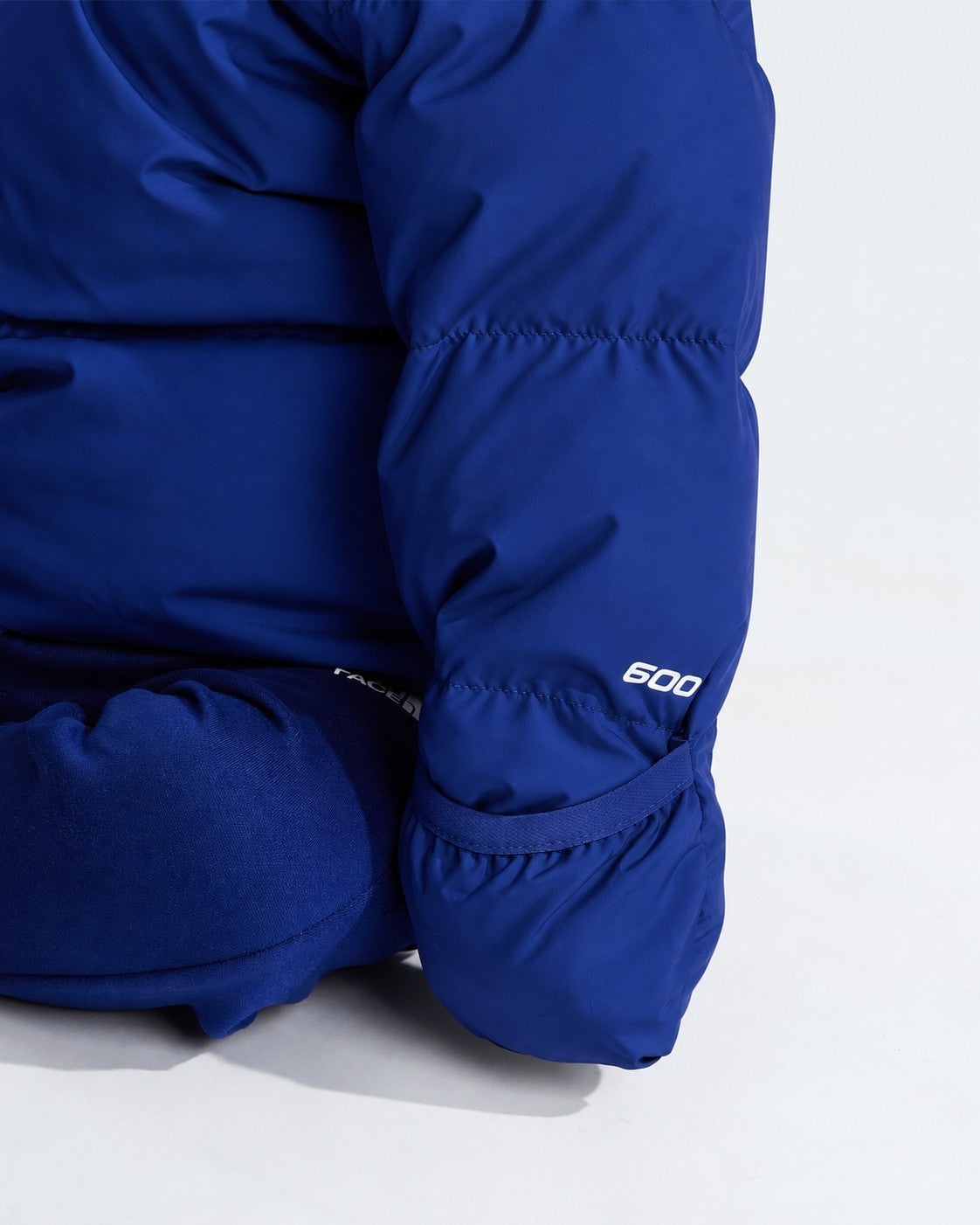 Dettaglio manica di giacca in piumino blu Follower SRL con imbottitura 600 e polsino elastico