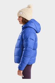 Modella di profilo indossa giacca in piumino blu con cappuccio Follower SRL Hydrenalite e berretto in lana beige