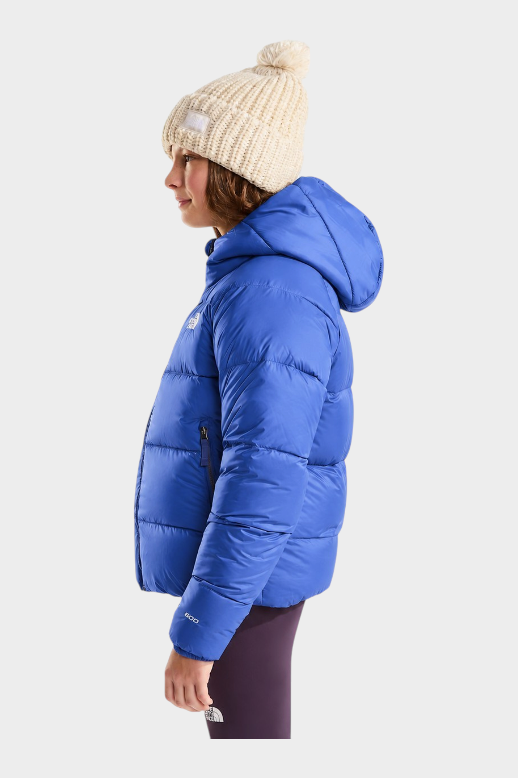 Modella di profilo indossa giacca in piumino blu con cappuccio Follower SRL Hydrenalite e berretto in lana beige