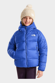 Ragazza indossa giacca in piumino blu con cappuccio The North Face Hydrenalite e berretto beige Follower SRL
