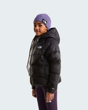 Ragazza indossa giacca in piumino nera con cappuccio Follower SRL Hydrenalite The North Face e berretto viola