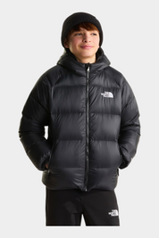 Ragazzo indossa giacca in piumino nera con cappuccio Hydrenalite di Follower SRL con logo The North Face sul petto