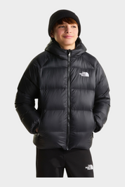 Ragazzo indossa giacca in piumino nera con cappuccio Hydrenalite di Follower SRL con logo The North Face sul petto