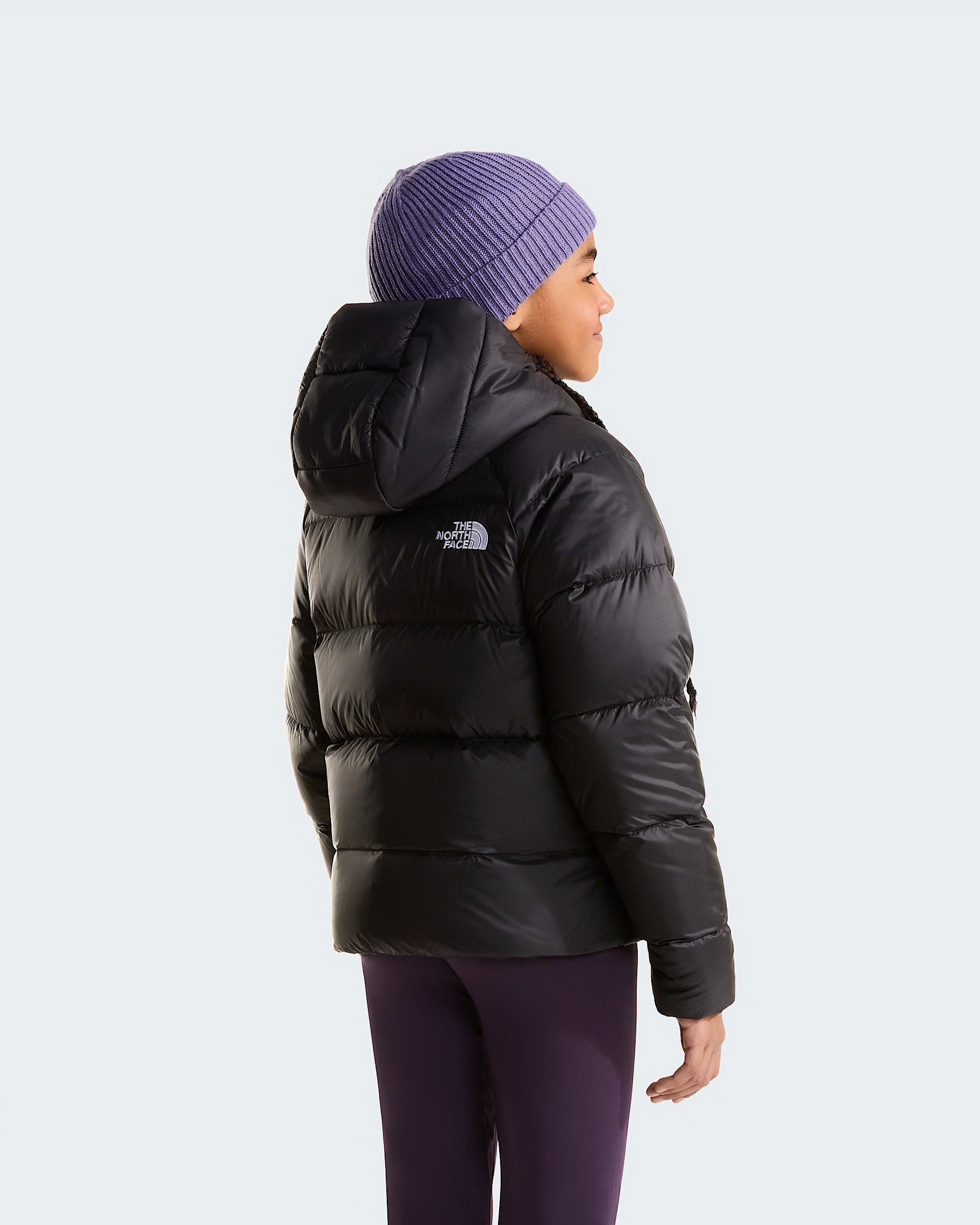 Ragazza indossa giacca in piumino nera con cappuccio Follower SRL The North Face, vista posteriore