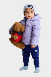 Bambino con giacca in piumino viola The North Face e berretto azzurro, proposta da Follower SRL