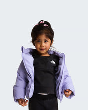 Bambina che indossa una giacca in piumino viola con fodera in pile di Follower SRL e The North Face
