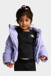 Bambina che indossa una giacca in piumino viola con fodera in pile di Follower SRL e The North Face