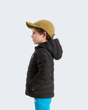 Bambino di profilo indossa giacca reversibile imbottita nera con cappuccio Follower SRL e cappellino color senape