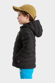 Bambino di profilo indossa giacca reversibile imbottita nera con cappuccio Follower SRL e cappellino color senape