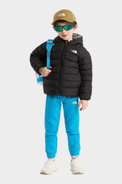 Bambino indossa giacca reversibile imbottita nera con cappuccio Follower SRL, pantaloni azzurri e cappellino beige