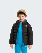 Bambino che indossa una giacca reversibile imbottita nera con cappuccio Follower SRL e cappellino color oliva