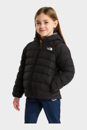 Bambina che indossa una giacca reversibile imbottita nera con cappuccio di Follower SRL e logo The North Face